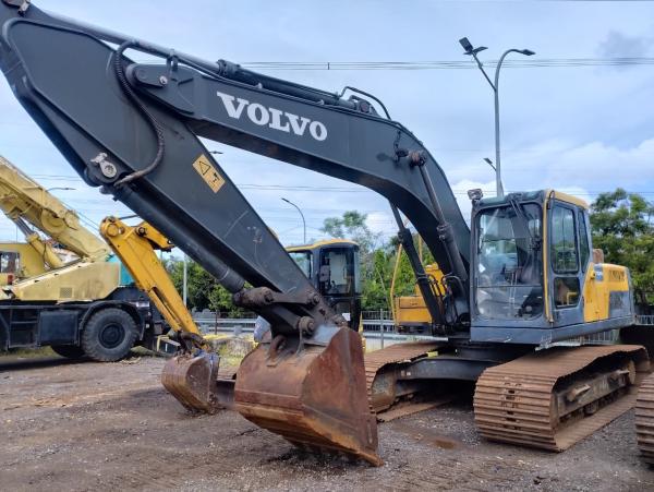 EXCAVATOR EC200D