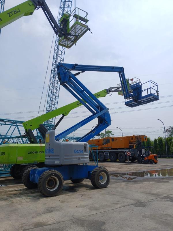 BOOM LIFT